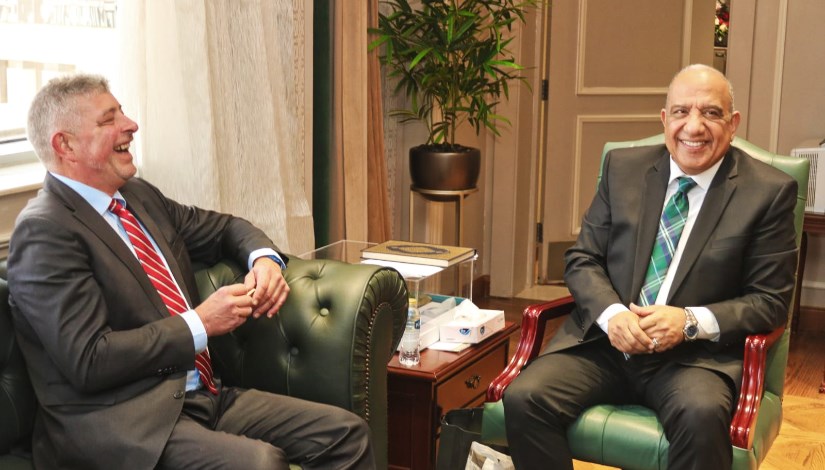 وزير الكهرباء مع  لارس بو مولر سفير الدانمارك لدى القاهرة