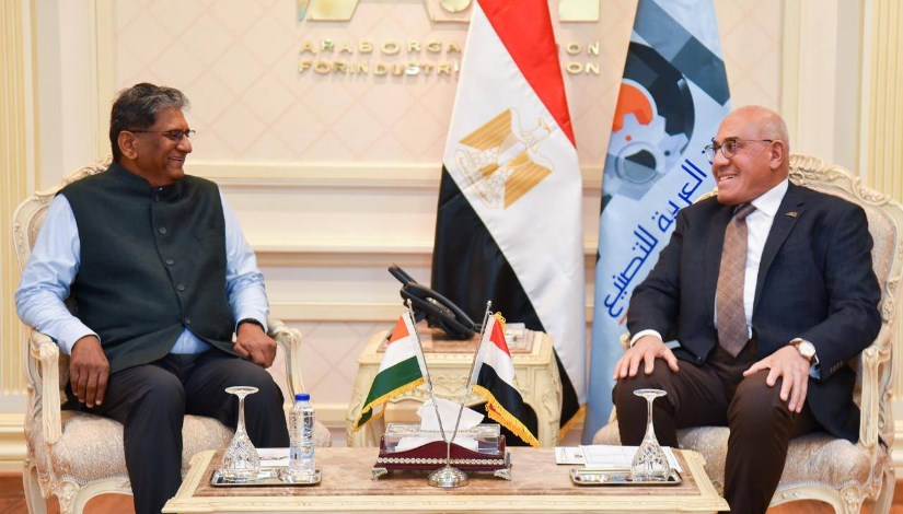 رئيس الهيئة العربية للتصنيع مع سفير الهند