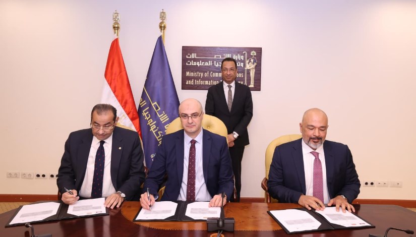 جانب من التوقيع