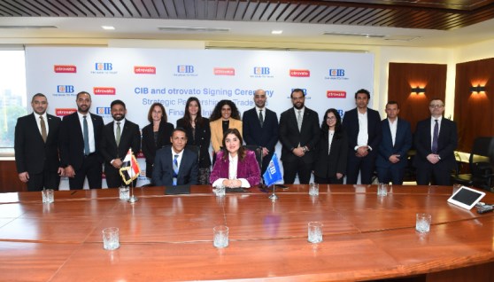 جانب من التوقيع