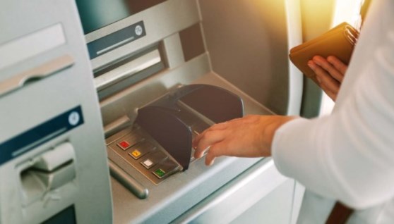 السحب النقدي من ماكينات ATM