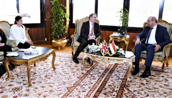 جانب من لقاء وزير الطيران والسفير البريطاني
