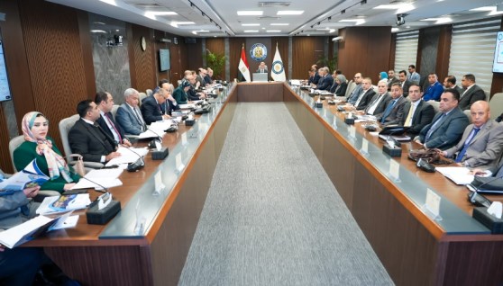 وزير البترول خلال اللقاء 