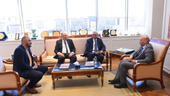 وزير العمل مع وفدًا من إدارة شركة TCI Sanmar