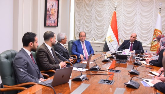 وزير العمل خلال الاجتماع 