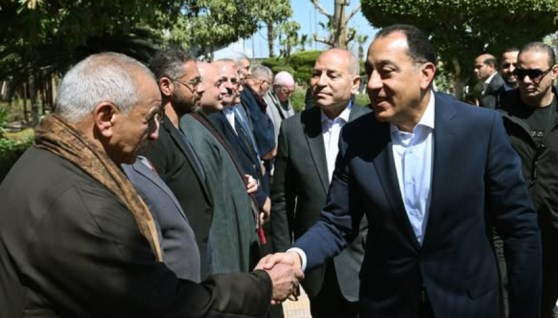  الدكتور مصطفى مدبولي، رئيس مجلس الوزراء مع اعضاء سوق العبور 