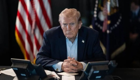 ترامب خلال متابعته الحرب على إيران