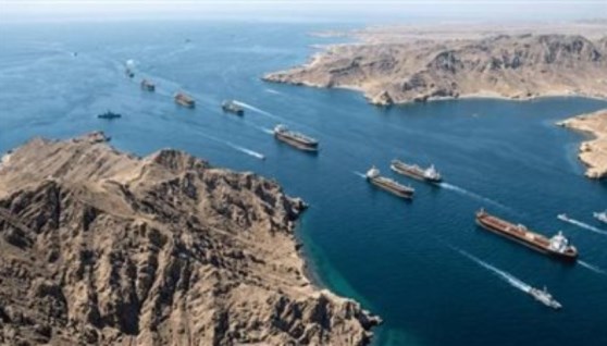 مرور السفن عبر مضيق هرمز