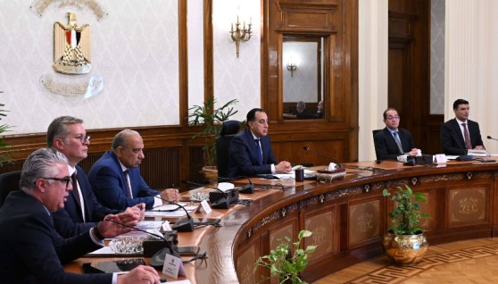 الدكتور مصطفى مدبولي خلال اجتماعه لمتابعة ملفات العمل بالمنطقة الاقتصادية لقناة السويس