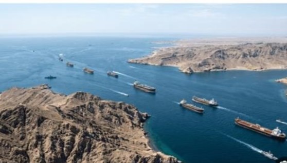 عبور السفن عبر مضيق هرمز