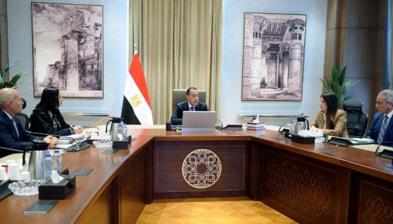 جانب من اجتماع رئيس الوزراء