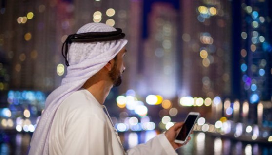 مواطن في دبي ممسكا بهاتفه - صورة أرشيفية