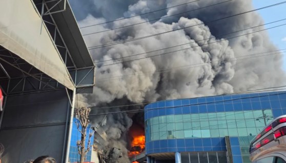 حريق مصنع قطع غيار سيارات في كوريا