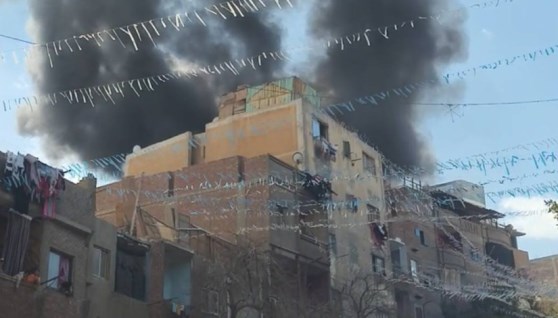 دخان ناتج عن حريق مصنع كراسي في الدويقة