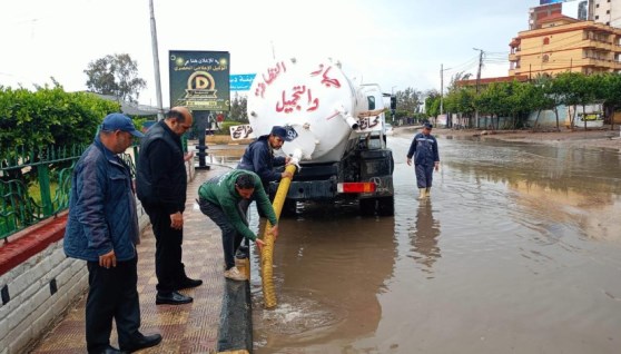 محاولات سحب مياه الأمطار من الشوارع