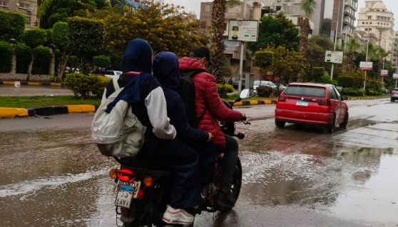 طلاب المدارس يعودون إلى منازلهم بعد قرار تعطيل الدراسة