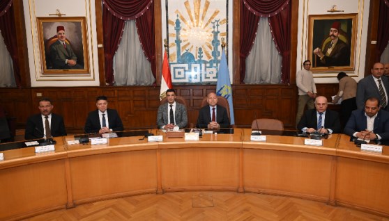 خلال لقاء وزير الصناعة مع محافظ القاهرة 