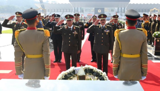 الرئيس السيسي ينيب وزير الدفاع  لوضع إكليل من الزهور على النصب التذكاري احتفالاً بـ يوم الشهيد 