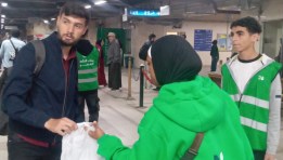 جانب من توزيع الوجبات