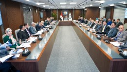 وزير البترول خلال اللقاء 