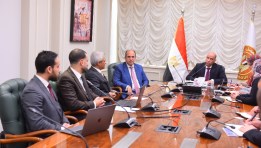 وزير العمل خلال الاجتماع 