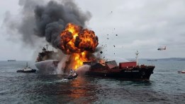 سفينة مشتعلة وسط المحيط - تعبيرية