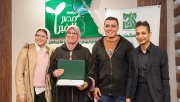 إحدى الأمهات الفائزات اثناء حفل التكريم