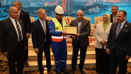 وزير الكهرباء يكرم أحد العاملين