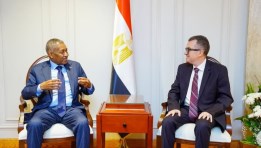 وزير التخطيط مع سفير السودان لدى القاهرة