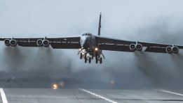 القاذفة الثقيلة بي-52