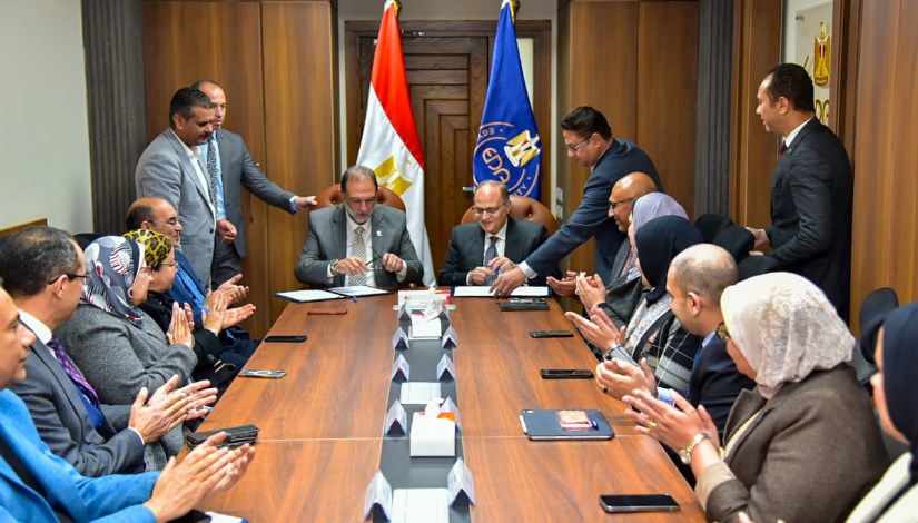 جانب من التوقيع