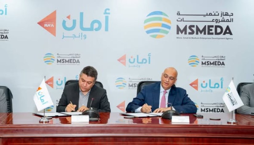 جانب من توقيع العقد