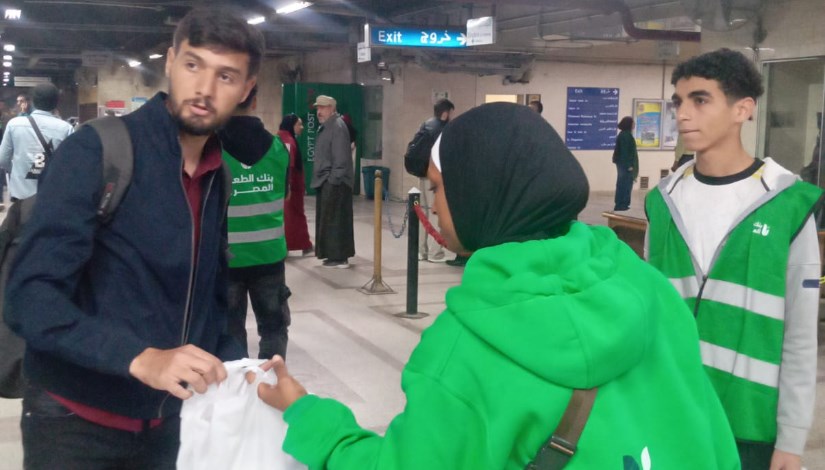 جانب من توزيع الوجبات