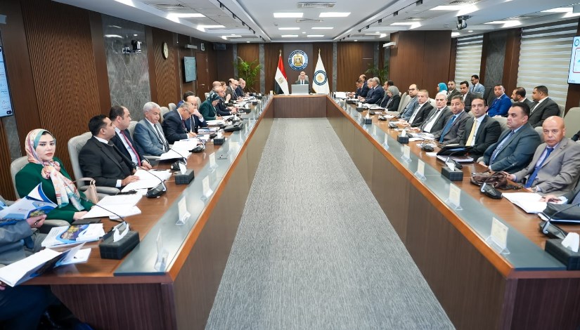 وزير البترول خلال اللقاء 