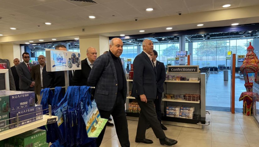 جانب من جولة وزير الطيران التفقدية