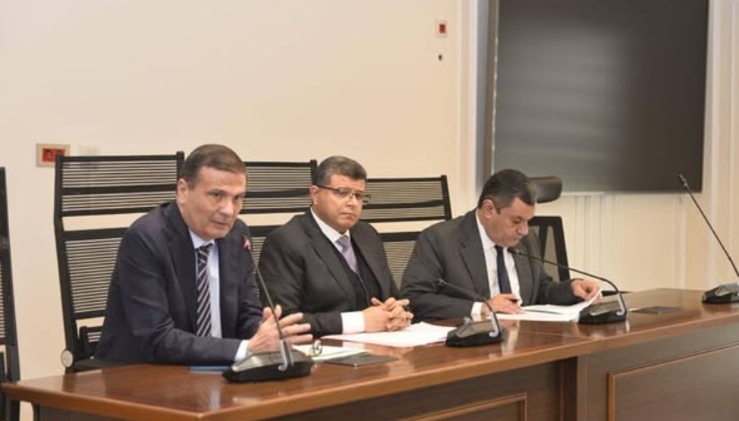 وزير الزراعة خلال الاجتماع 