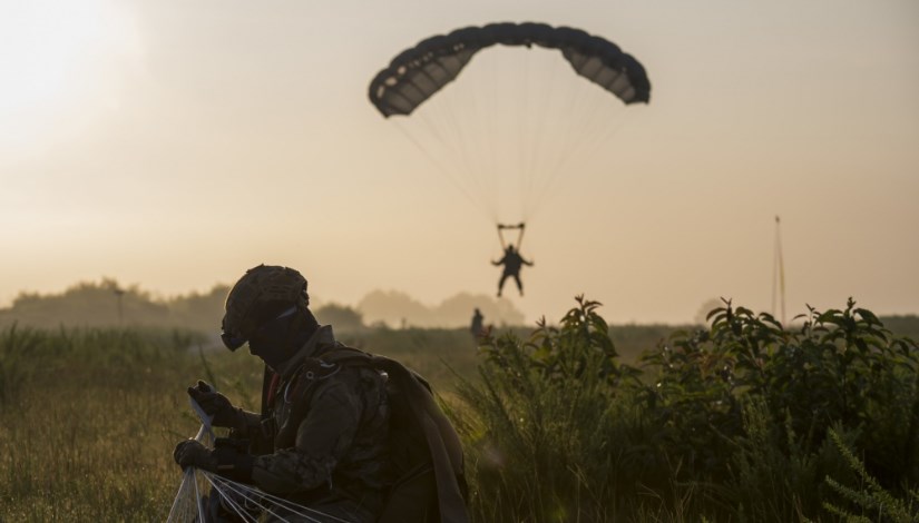 سوق المظلات العسكرية