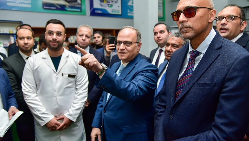 جانب من زيارة رئيس هيئة الدواء لصيدلية الإسعاف