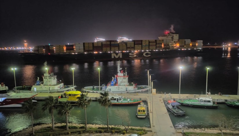 انتظام حركة السفن وتداول البضائع بميناء دمياط