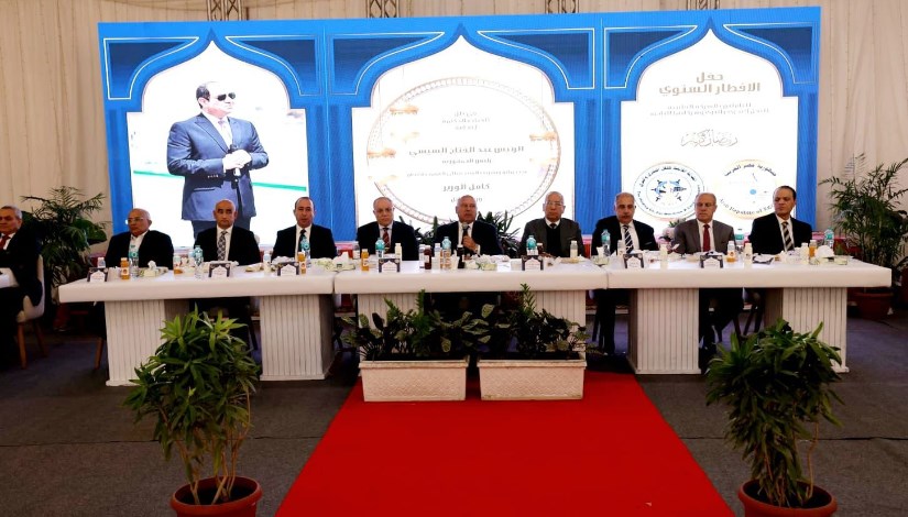 وزير النقل خلال تناول الإفطار مع العاملين بالشركة  القابضة للنقل البحري والبري