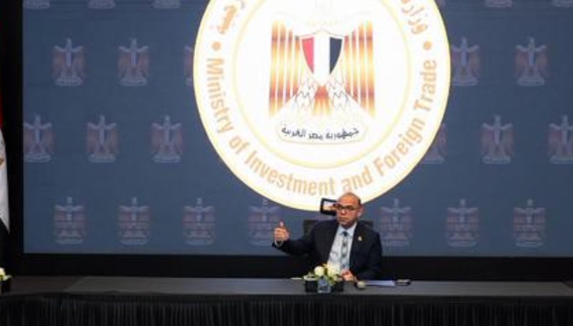 وزير الاستثمار التجارة الخارجية أثناء الاجتماع اليوم