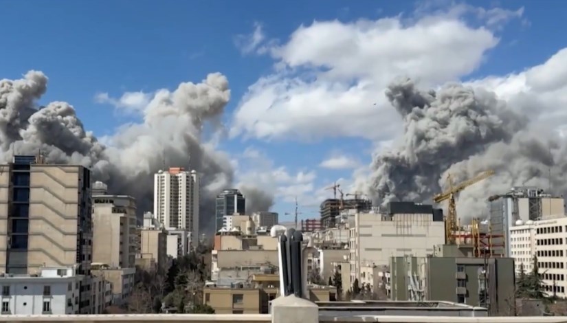 أعمدة كثيفة من الدخان تتصاعد فوق طهران