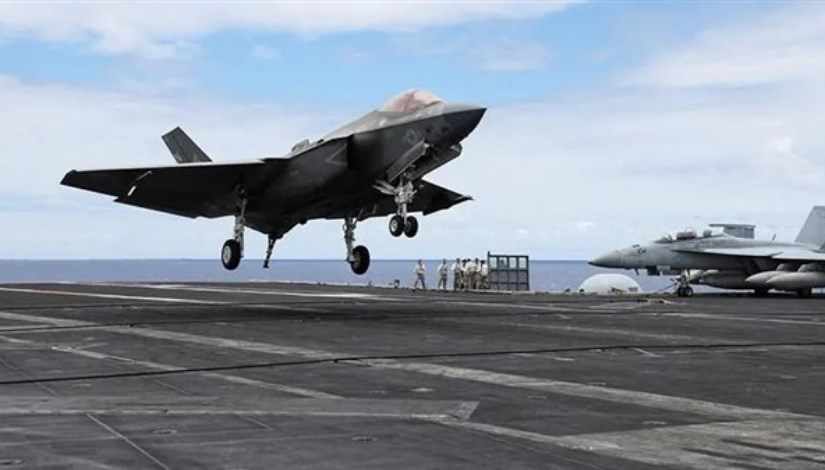 مقاتلات وذخائر على متن حاملة الطائرات الأمريكية