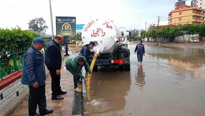 محاولات سحب مياه الأمطار من الشوارع