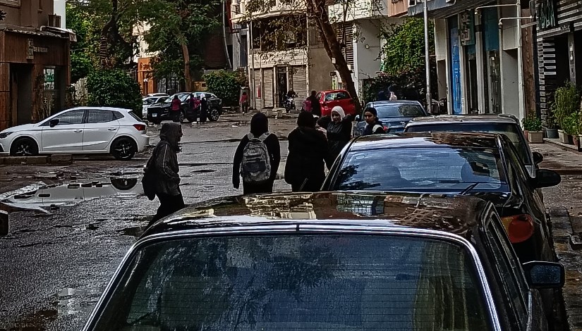 طلاب المدارس أثناء عودتهم إلى منازلهم بعد قرار تأجيل الدراسة 