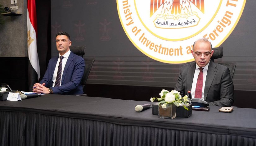  المهندس خالد هاشم وزير الصناعة خلال الاجتماع 