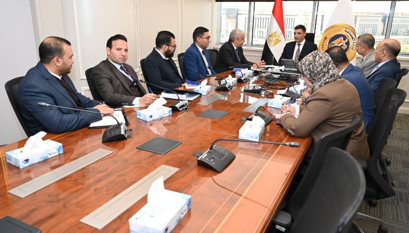 خلال اجتماع وزير الصناعة 