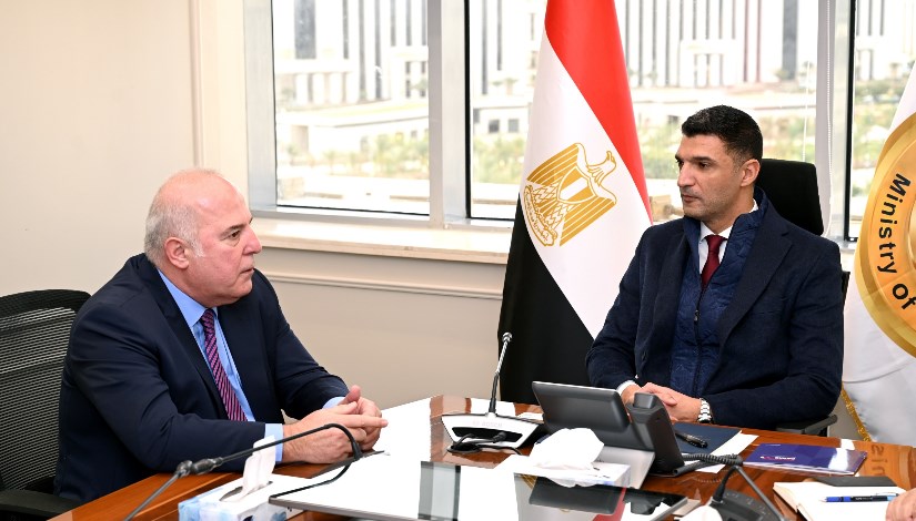 خلال اجتماع وزير الصناعة 