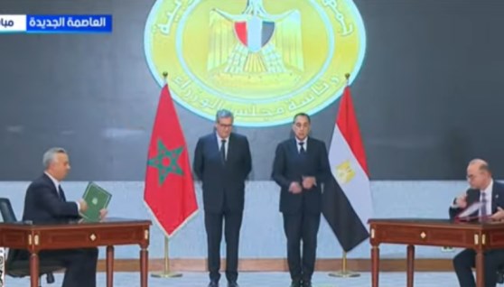 جانب من التوقيع