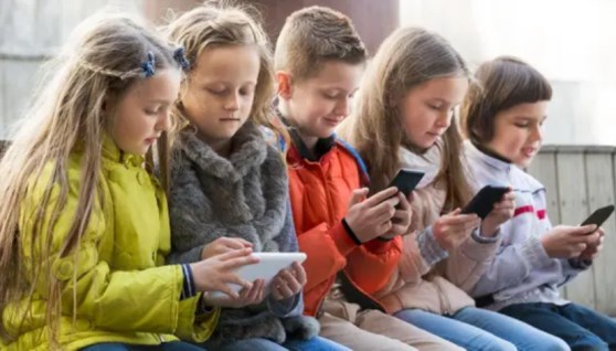 حظر وسائل التواصل الاجتماعي لمن دون 15 عاماً